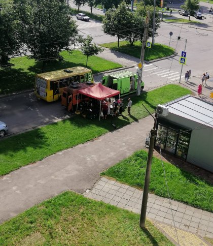 У Залізничному районі Львова місцеві торговці понищили газон (фото)