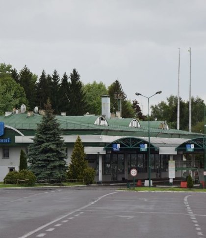 Через Шегині повернулися 50 депортованих з США українців