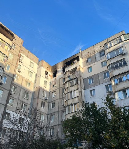 Опівночі росіяни поцілили у багатоповерхівку в Херсоні: одна людина загинула, троє постраждалих (ВІДЕО)