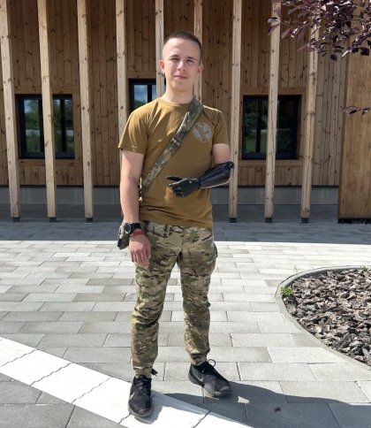 У Львові 20-річному захиснику з Житомира встановили біонічний протез руки