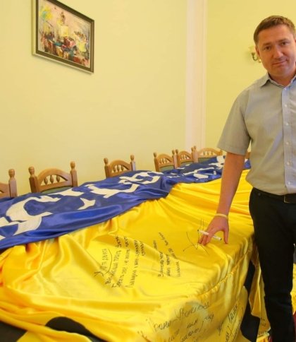 Освітяни Запорізької області передали на Львівщину 12-метровий прапор України
