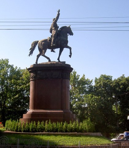 Кабмін дозволив знести 13 радянських і російських пам’ятників