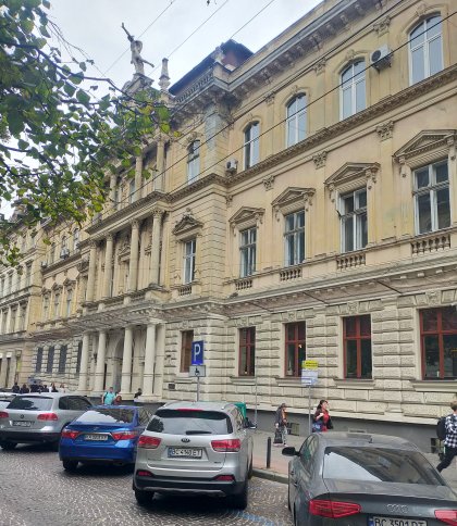 Будинок з Меркурієм в центрі Львова виставили на продаж за 50 млн грн