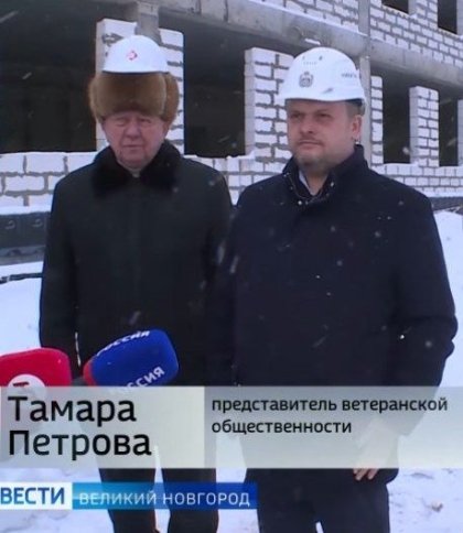 Одягнув будівельну каску на шапку з ондатри: в Росії губернатора Новгородської області супроводжував чоловік з іменем Тамара Петрова