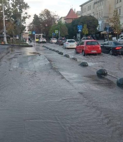 У центрі Львова через прорив водопровідної мережі затопило проспект Свободи (ВІДЕО)