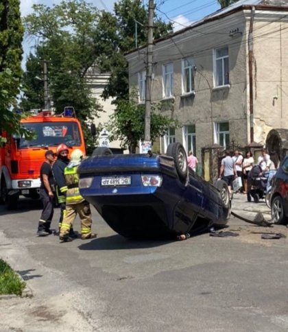 Авто перекинулось на дах: на Львівщині «БМВ» потрапило в ДТП (відео)