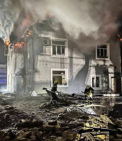 Рятувальники ліквідовують пожежу, яка виникла після падіння уламків випущеного росіянами дрона-камікадзе Shahed у Київській області, 30 січня 2024, фото ДСНС