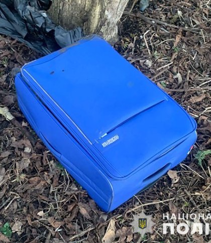 У Тернополі чоловік у парку викинув валізу з тілом померлої матері