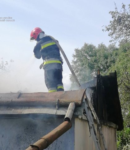 Вогонь повністю знищив дах: на Львівщині горів житловий будинок