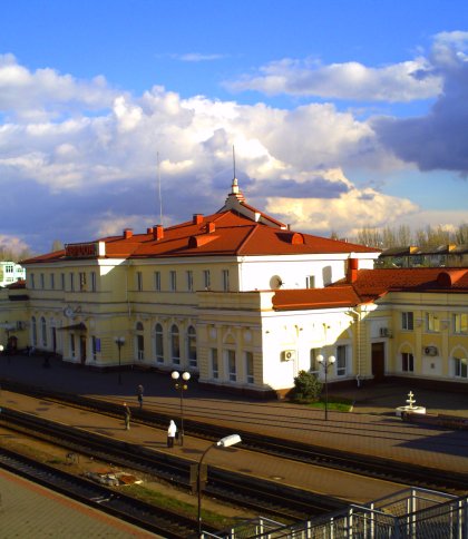 Росіяни завдали удару по вокзалу та евакуаційному потягу в Херсоні