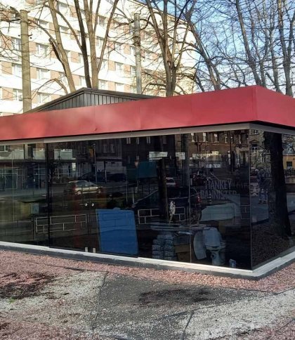 Суд зобов’язав знести незаконну скляну споруду у центрі Львова