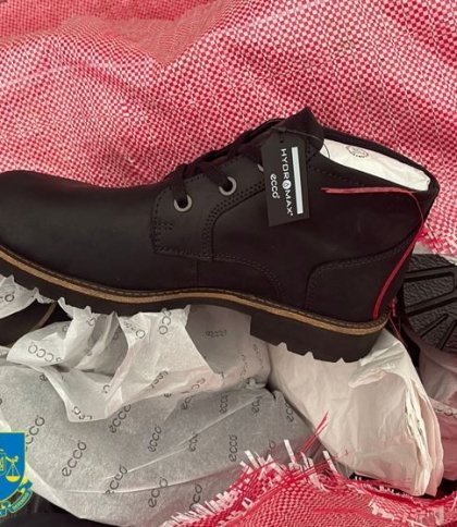 Львівська обласна прокуратура показала брендове взуття, яке ввозили під виглядом гуманітарки