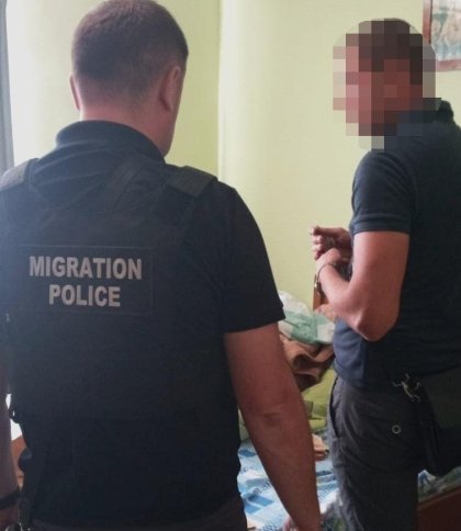 У квартирі знайшли 2,5 млн гривень: у Львові поліцейські затримали жінку, яка допомагала "ухилянтам" покинути Україну