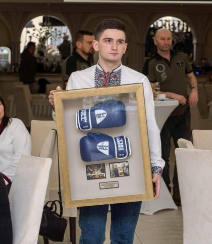 Львівські ченці на благодійному аукціоні продали боксерські рукавички Олександра Усика за 50 тис. грн