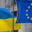 Прапори України та Європейського союзу.