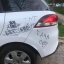 У Дрогобичі невідомі вандали розмалювали маркером кілька автівок (фото, відео)