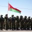Військові Білорусі стоять із прапором