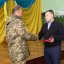 Батько полеглого захисника отримує нагороду. Фото: Львівська ОВА