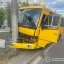 На Сихові маршрутка в’їхала в електроопору через інше авто