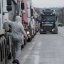 Колона вантажівок стоїть у черзі на перетин кордону