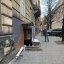 Яма на вході та розвалений хідник: львів’яни скаржаться на знищені сходи у центрі міста
