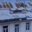 Може впасти на голову: у центрі Львова на краю даху будинку лежить каміння (фото)