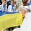 Папа Франциск зустрівся з дітьми зі Львова та поцілував прапор України