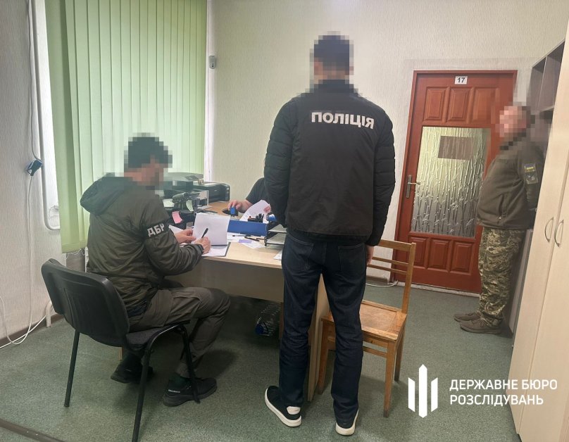 Фото із затримання та вручення підозри службовцю