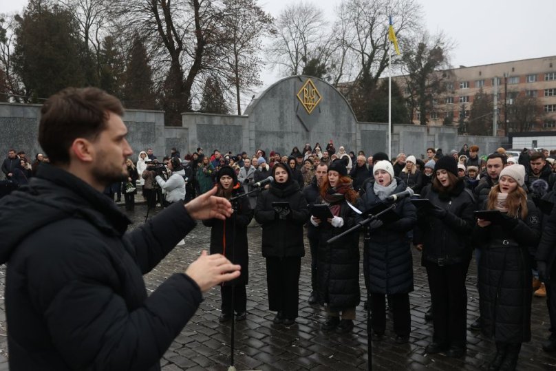 На Личаківському кладовищі у Львові вшанували загиблих воїнів скорботними колядками – 01