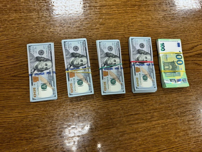 На кордоні в Шегинях затримали львів’янина з понад 5 млн грн у валюті – 01
