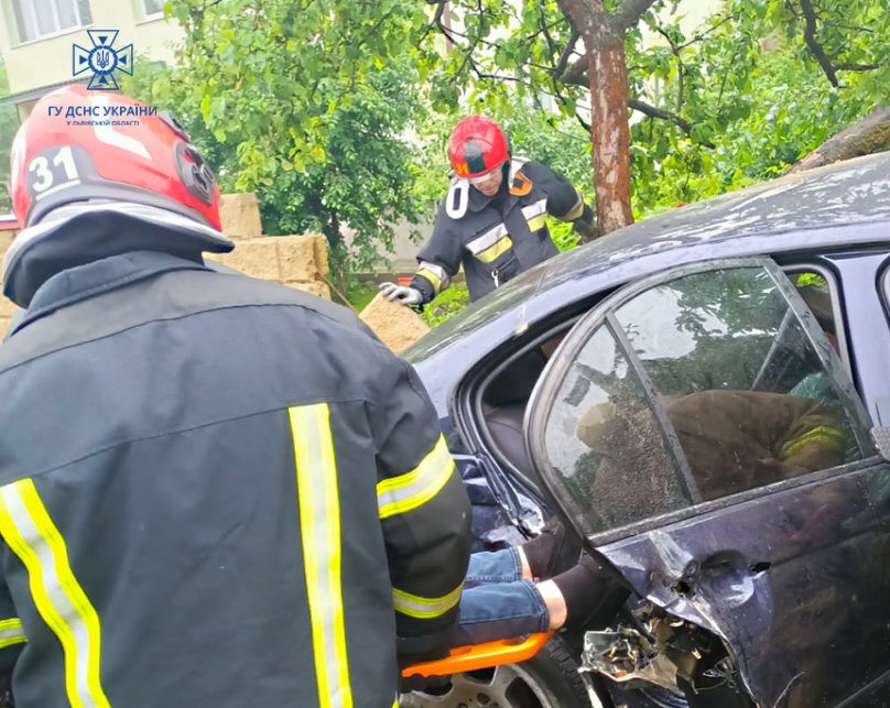 Рятувальники деблокували водія з понівеченого автомобіля. Фото: ГУ ДСНС України у Львівській області