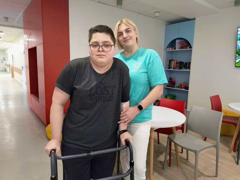 Пацієнт Андрій поруч з лікаркою