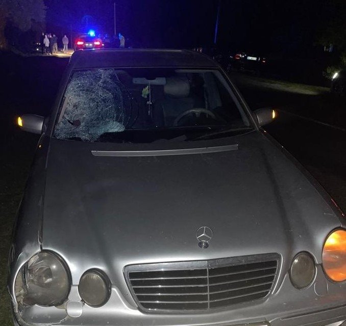 На Львівщині автомобіль збив двох підлітків на електросамокаті – 01