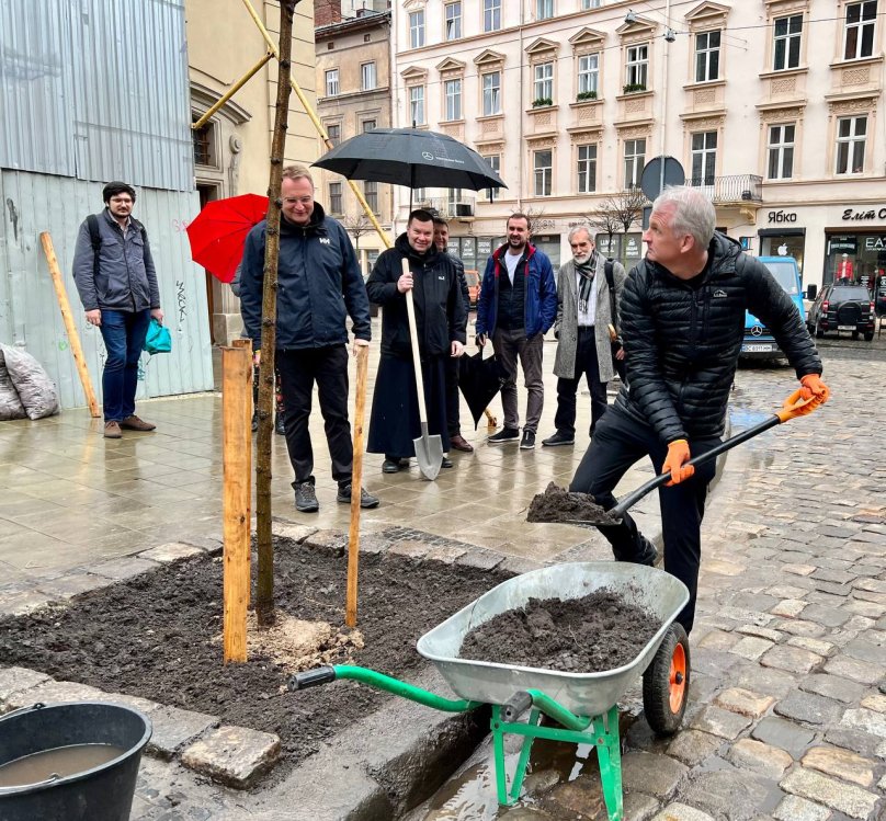 Снайдер садить дерево в центрі Львова. Фото: Андрій Садовий
