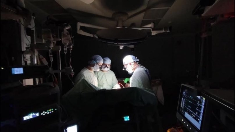 Кардіохірурги в темряві роблять операцію на серці. Фото: Олег Дуда