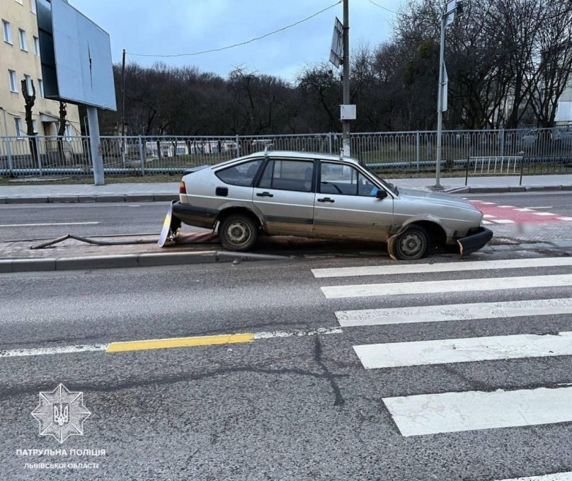 Нетверезого водія «зупинив» дорожній знак: у Львові сталося ДТП – 01