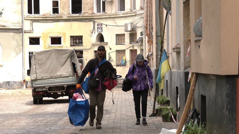 Мешканці будинку забирають необхідні речі. Фото: «Суспільне»