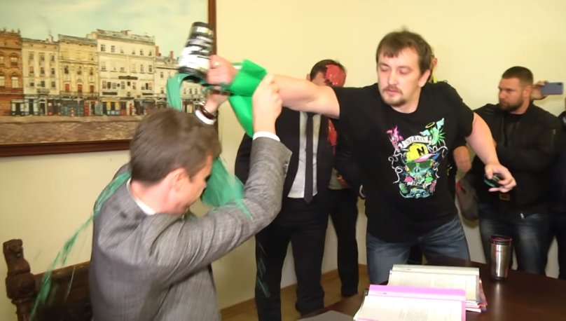 Іван Спринський під час нападу на тодішнього заступника мера Львова Геннадія Васьківа (скріншот із відео)