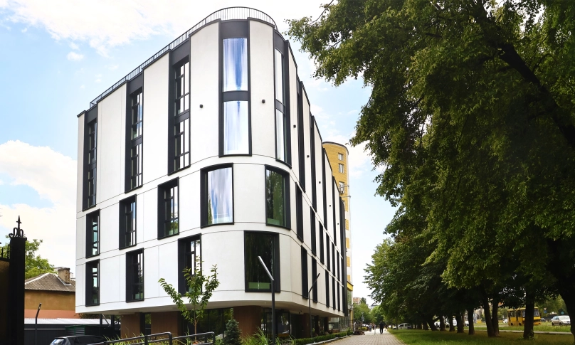 Бізнес-центр "Well Bud" на вул. Ржегоржа, 21, де зареєстрований університет Unbroken