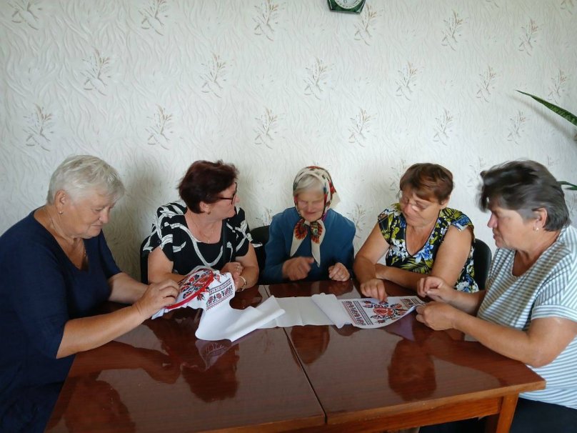 Матері безвісті зникликлих та загиблих героїв вишивають рушник у Ямполі на Сумщині. Фото Любові Гарбузенко