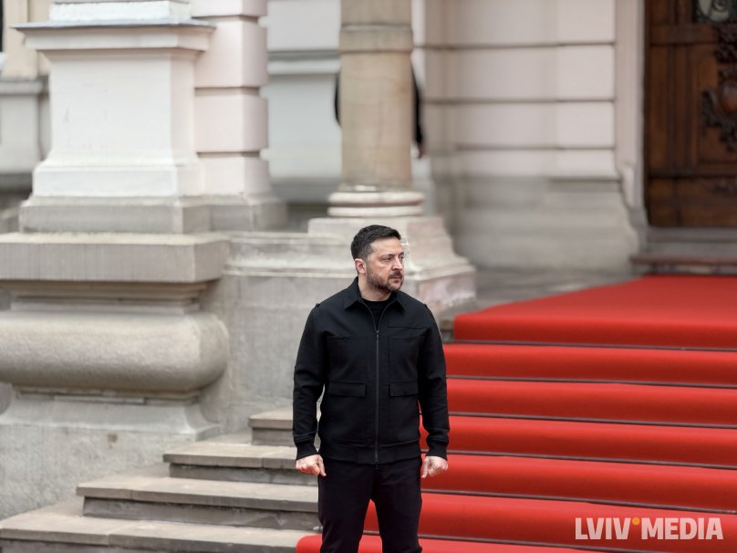 Володимир Зеленський при вході до палацу Потоцьких