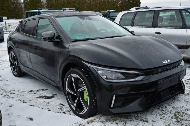 На кордоні з Львівщиною зупинили два викрадені електромобілі – 01