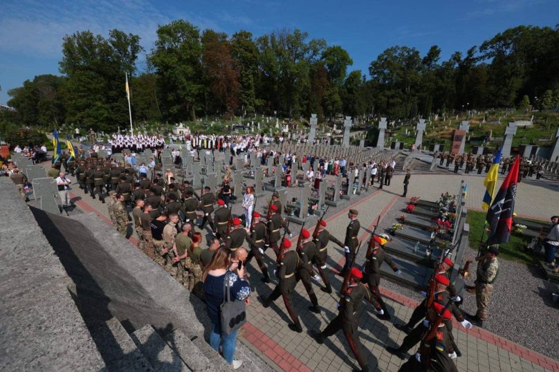 Сотні львів'ян прийшли на Марсове поле вшанувати полеглих бійців (фото) – 01