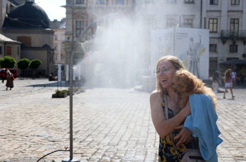 Львів’яни рятуються від спеки під водяними арками на площі Ринок – 01