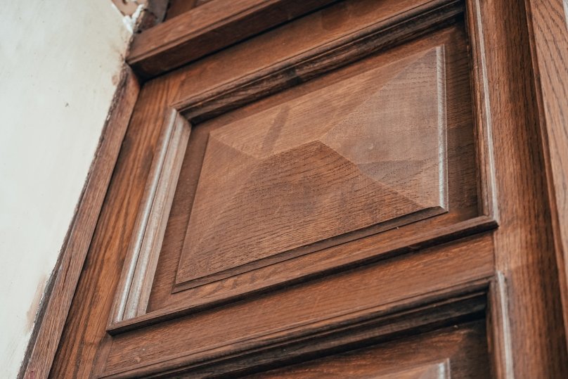 Мали тріщини та значні пошкодження: у Львові відновили історичні двері будинку 18-го століття – 03