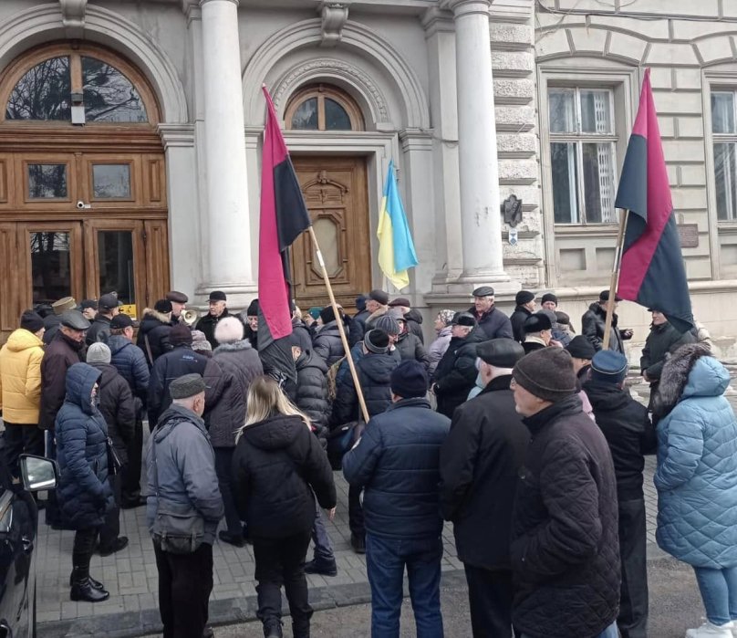 Пікет під ЛОВА з вимогою відновити фінансування лікарні. Фото Христини Замули