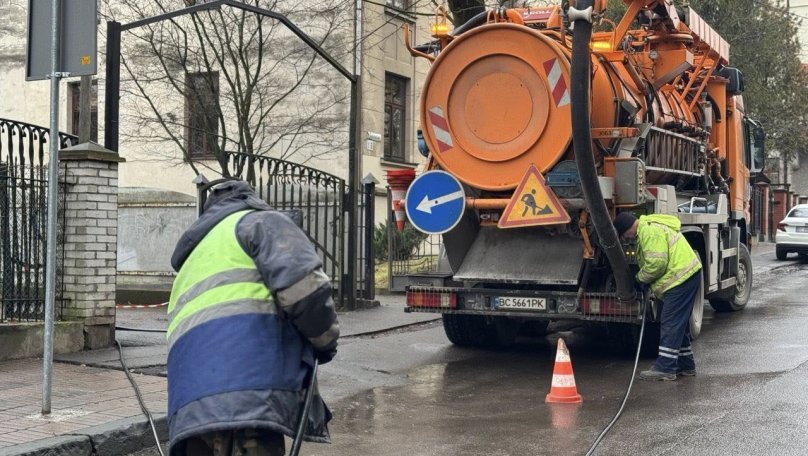 Студенти-скульптори Львівської академії мистецтв заблокували каналізацію глиною 