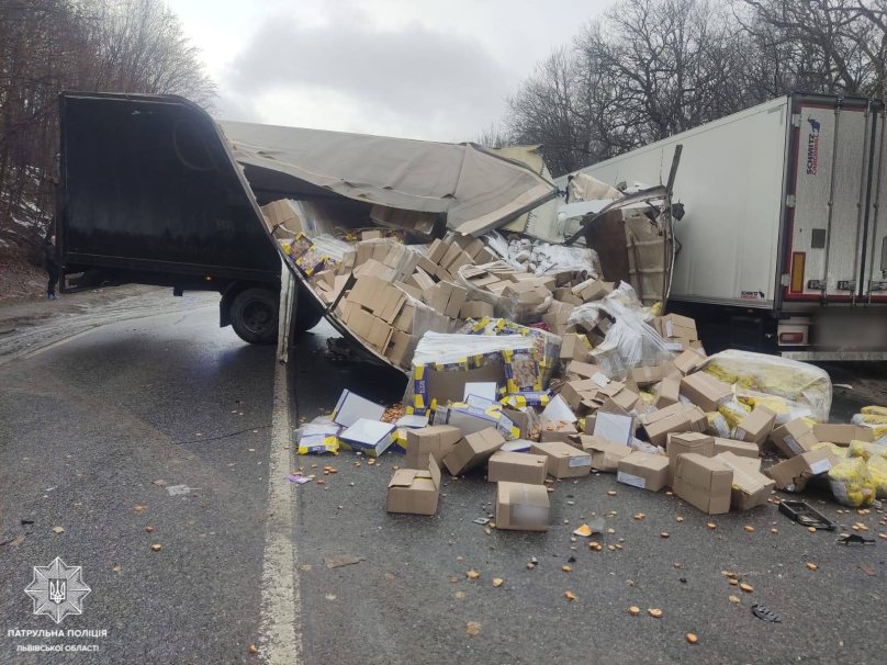 На в’їзді до Львова перекрили дорогу через аварію двох вантажівок – 01
