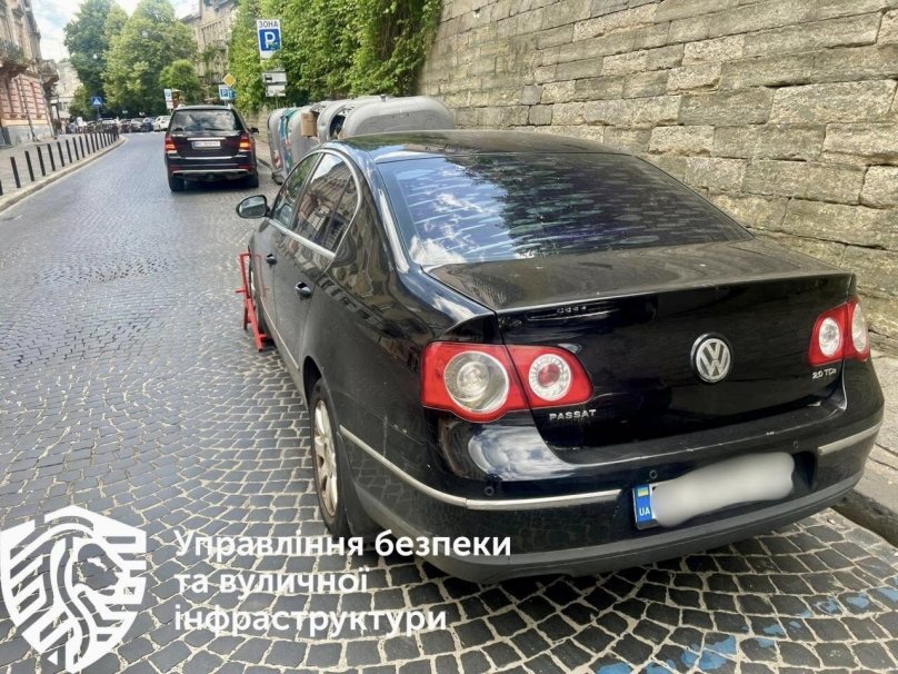 У львівського водія арештували авто за несплату майже 50 штрафів за паркування – 01