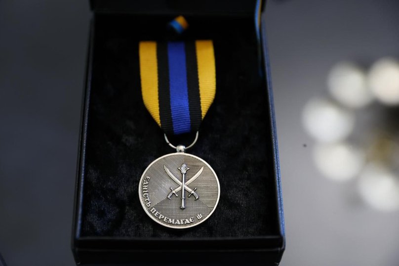 Нагрудний знак «Єдність перемагає», яки вручили Максиму Козицькому